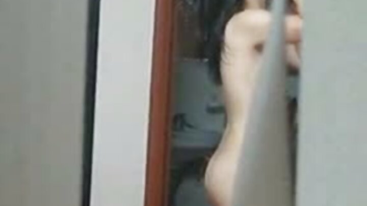 Ayaqlı bir MİLF iki oğlandan üz masajı alır