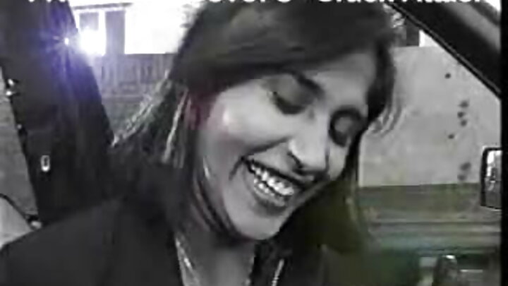 Qadınlaşdırıcı döyməli gözəli sik və vibratoru ilə orqazma gətirir.