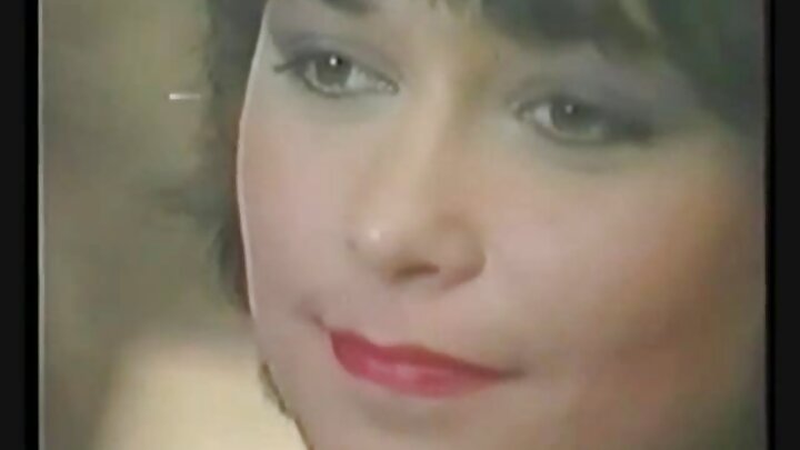 Gənc gözəl yetkin sevgilisini iki dəfə sperma ilə təmin etdi.