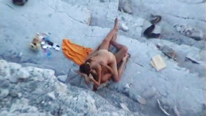 Bir kişi səhər yeməyi əvəzinə sevgilisinin sikini əmməsinə icazə verir