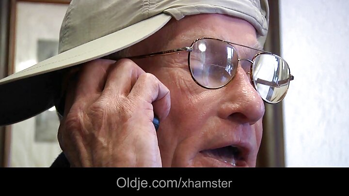 Eynəkli ana yatmış ərinin yanında bir oğlanla anal sekslə məşğul olur.