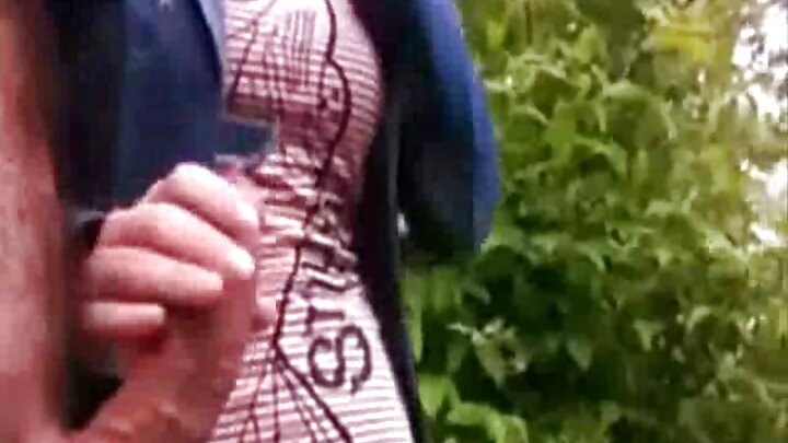 Kiçik sinəli qırmızısaçlı qadın yetkin bir kişiyə oral seks edir.