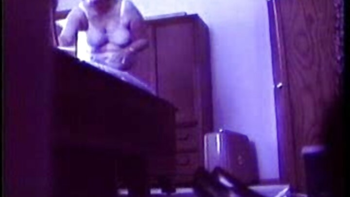 Seksual təmizlik xanımları anbarda lezbiyan seks edir