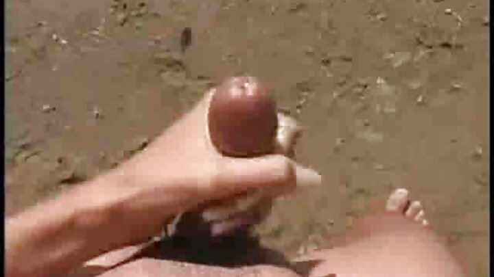 Qonşu iki böyük arxalı fahişə ilə qrup seks istədi.