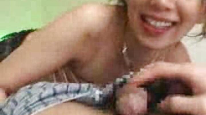 Qadınlar yeməyə bir şey soxdular və MILF-in sik böyüdü