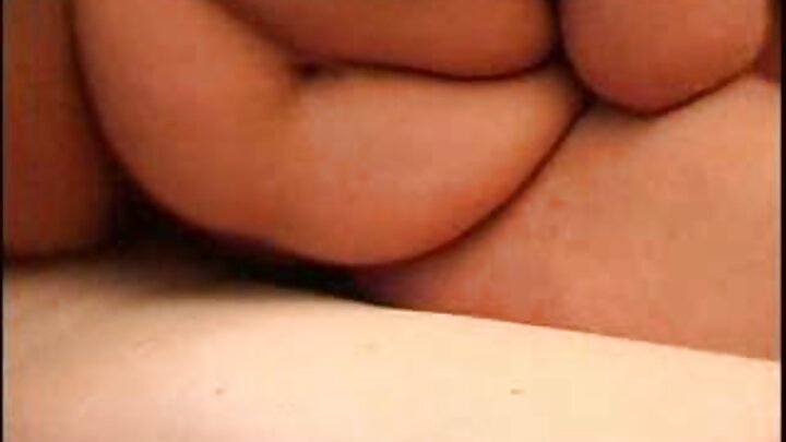 XXX Kiçik bir gözəl. Böyük bir penis sürür və kremli olur.