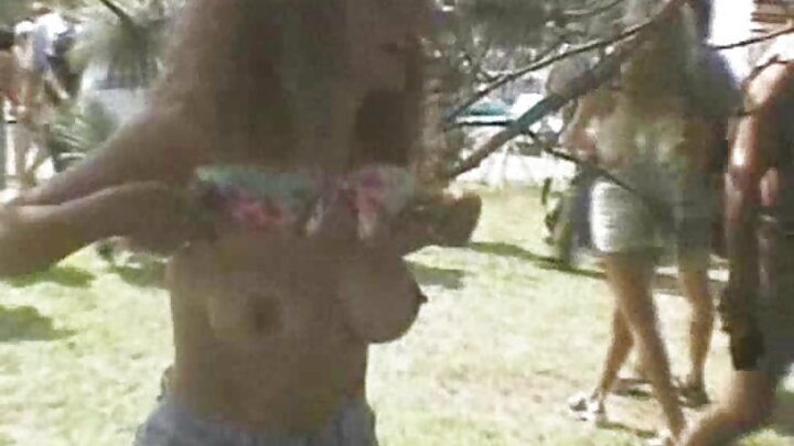 İncə gözəl qadın məşhur şəhər rejissoru ilə porno kastinqdən keçdi