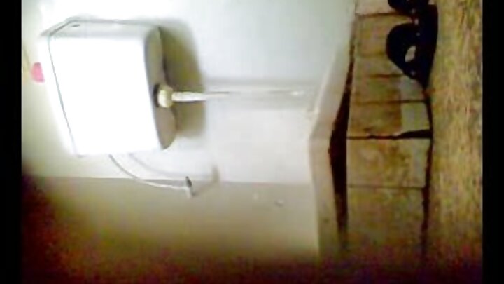 Sarışın otaq yoldaşları Axşam lezbiyan sekslə məşğul olurdular.