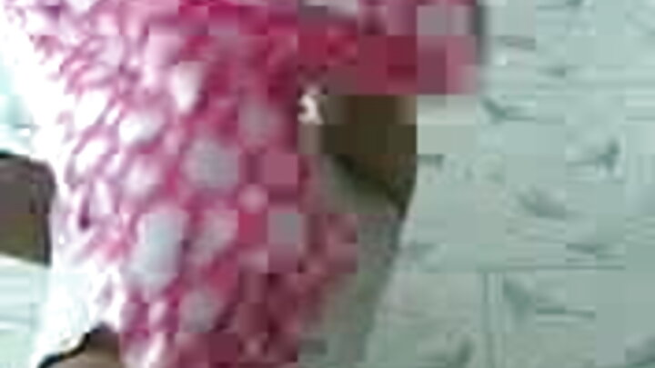Qırmızı tayt geyinmiş cazibədar qız vibrator və dildo ilə amcığını mastürbasiya edir