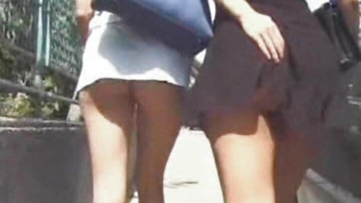 İsti kürən anal seksdən əvvəl vibratorla amcığını masturbasiya edir
