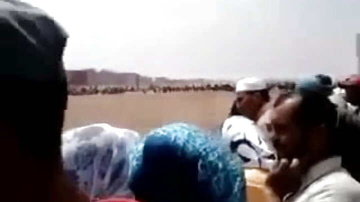 Cazibədar bir masajçı şanslı bir kişini amcıq içində ehtirasla sikir