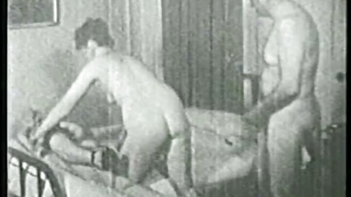 Yetkin bir arvad əri üçün ayaqlarını açır və işdən sonra sikişir