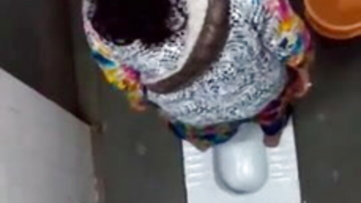 Cazibədar bir qız amcığını masturbasiya edir və arxası ilə nəhəng bir dildoya oturur
