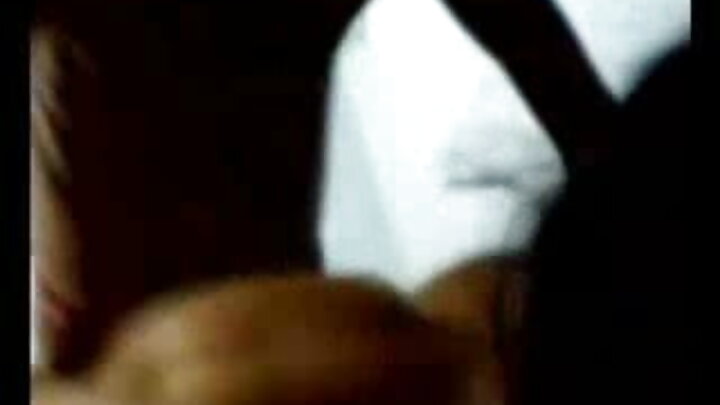 Qıvrım saçlı mulat qadın səhərdən axşama qədər böyük qara sik sorur.