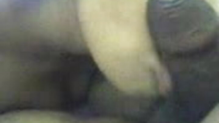 Gənc, kök bir qadın kafedən qovulduqdan sonra porno kastinqdə seks edir.