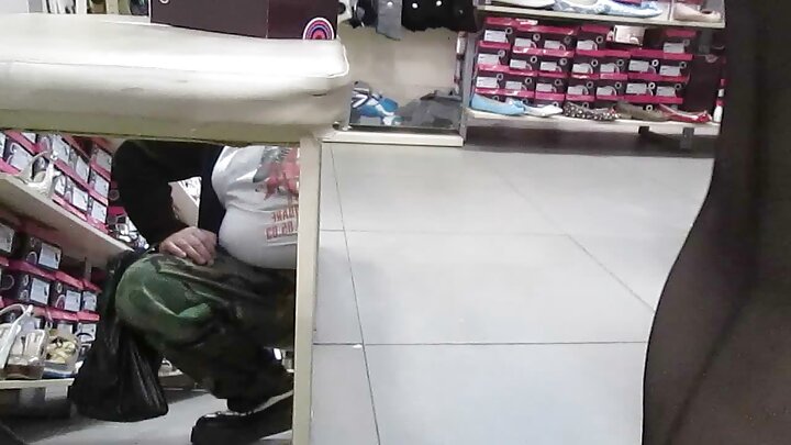 Qara kişi sarışın qadının böyük penis və dildo ilə onun amcığını uzadır.
