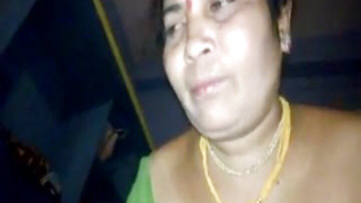 Eynək taxan MILF xəstəxanada xəstə ilə sikişir