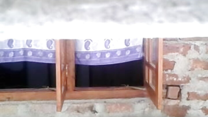 Düz sinəli qadın sikişmədən əvvəl yağlanır.