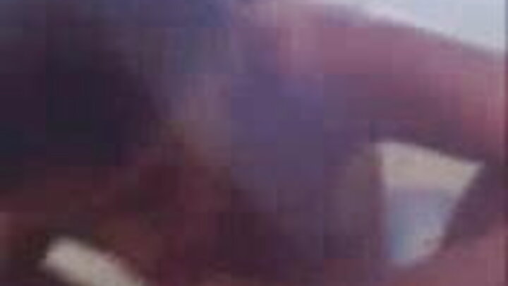Porno aktrisası Stella Cox çəkilişdən sonra sinələri açıq vəziyyətdə dayanır.