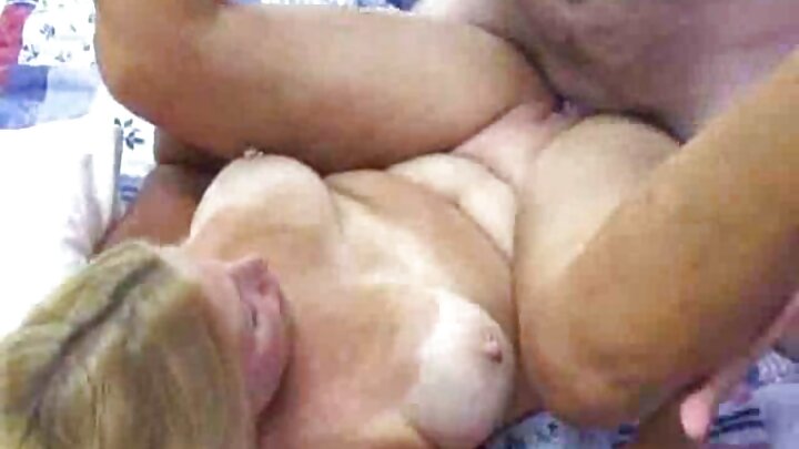 Arıq sarışın POV seksdən əvvəl şirin şəkildə sik sorur