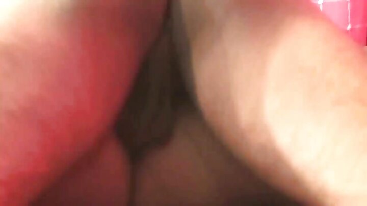 Seksual döyməli sarışından dərin boğaz oral seks
