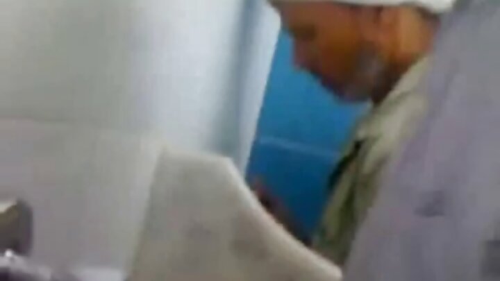 Praqadan olan gənc sarışın kastinqdə qırxılmış amcığını sikir