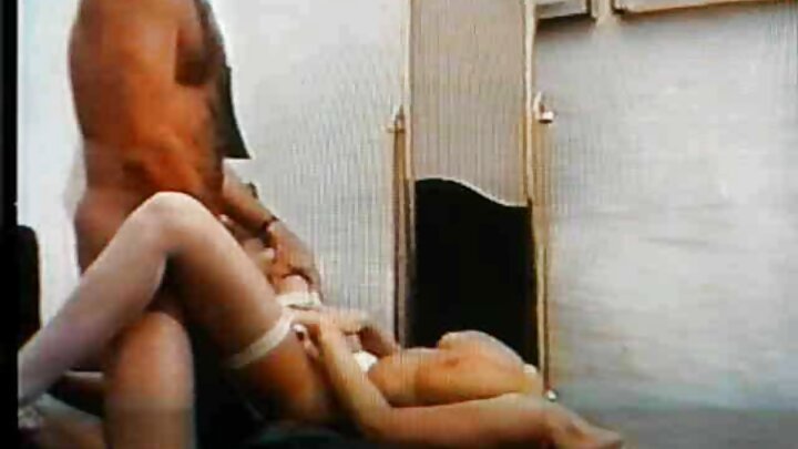 Bir oğlan ögey bacısını amcığına sikdi və onun içinə girdi