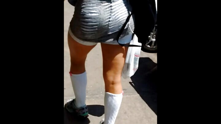 Çirkli qeyri-rəsmi bir oğlan nəhəng penis hissəsini kövrək bir sarışının amcığına soxur