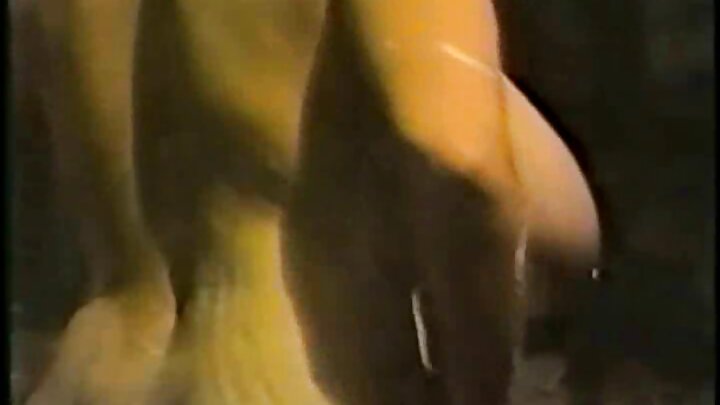 Seksual bir dizayner anal seks vasitəsilə qaradərili bir kişi ilə müqavilə bağladı