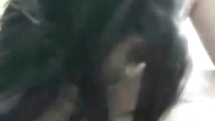 Çəhrayı saçlı sarışın irqlərarası porno kastinqdə sikildi.