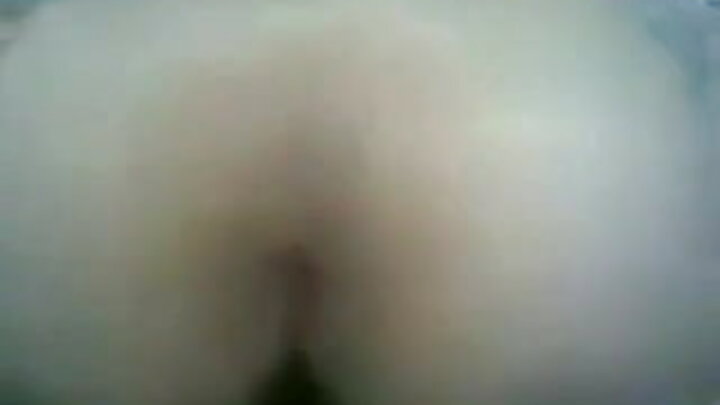 Gözəl bir rus MILF kastinqdə anal seks edir