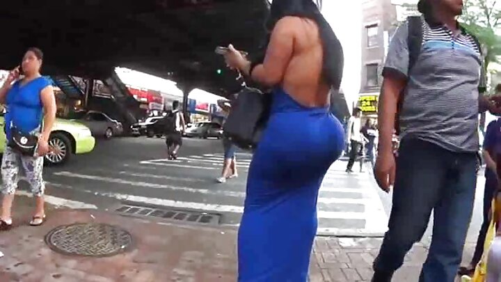 Seksual sevgililər növbə ilə qırxılmış amcıqlarında bir oğlanı sikirlər