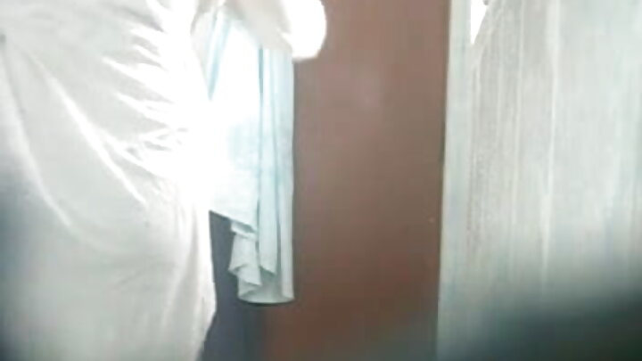 XXX Ögey anamı mastürbasiya edərkən tutdum və onu dildo ilə lezbiyan anal seks etməyə məhkum etdim