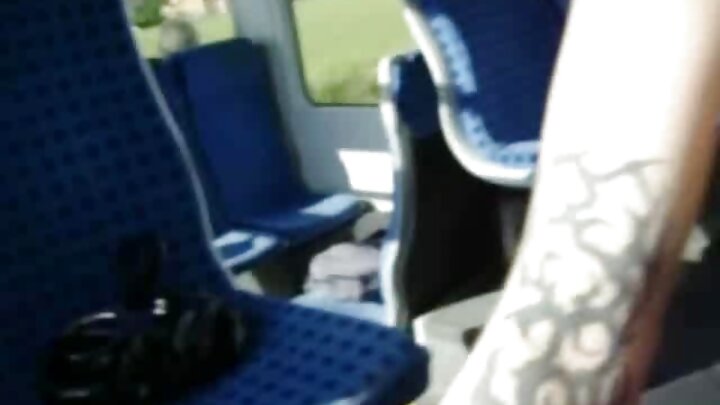 Eskort iki varlı müştəriyə dəlikləri ilə xidmət göstərir