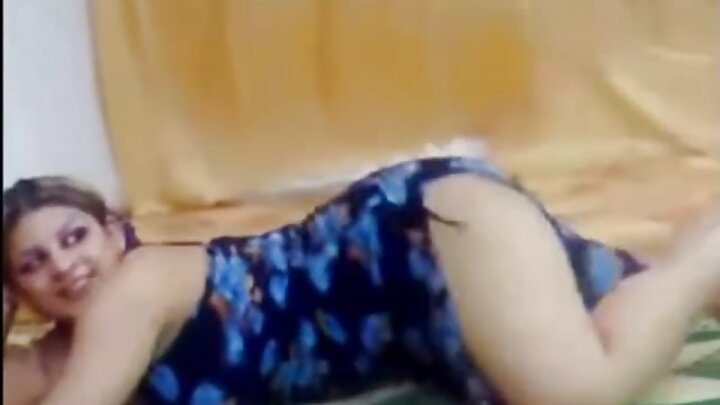 Böyük arxalı kürən vaginal seks üçün ayaqlarını açır