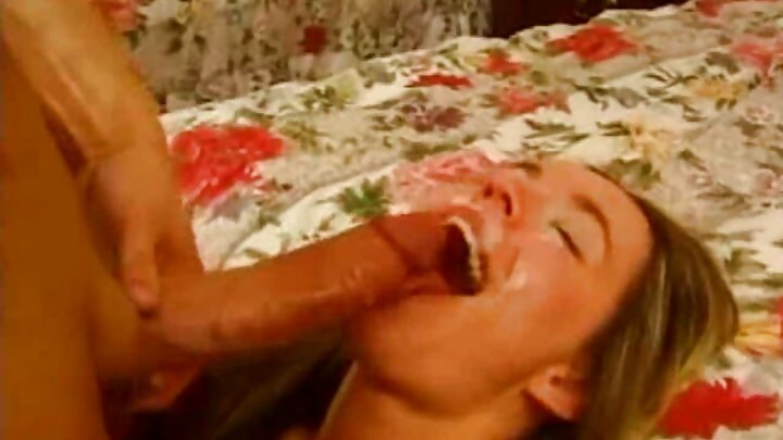 Lesbian sevgililər gözəl səhər seksləri ilə məşğul olurlar.