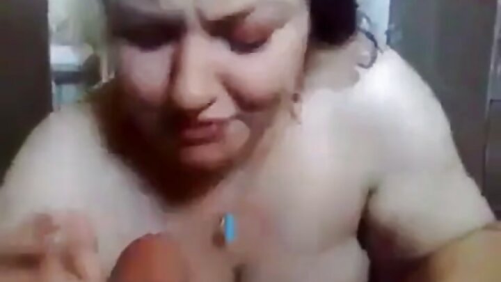 Köməkçi tam dodaqlı bir qaraşınla tonlanmış bir boğazla sikdi arxa