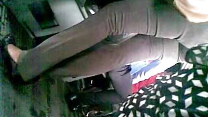 Seksual qızlar bir oğlanı sikir və dodaqlarında sperma ilə öpürlər