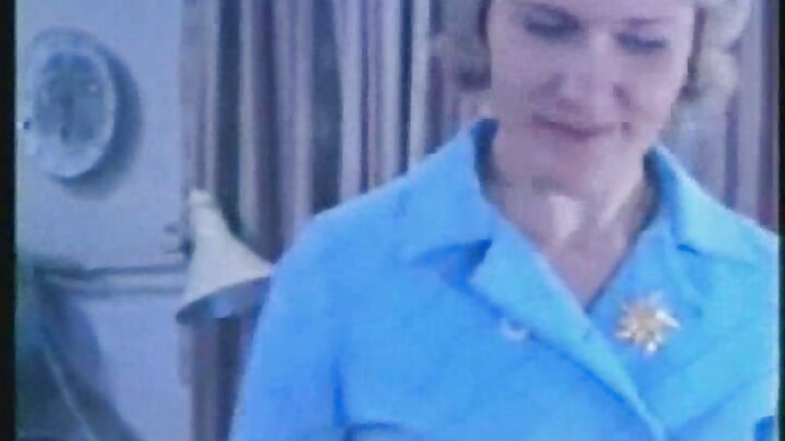 Şəkilli bir MİLF hovuz kənarında şəxsi məşqçisini sikdi