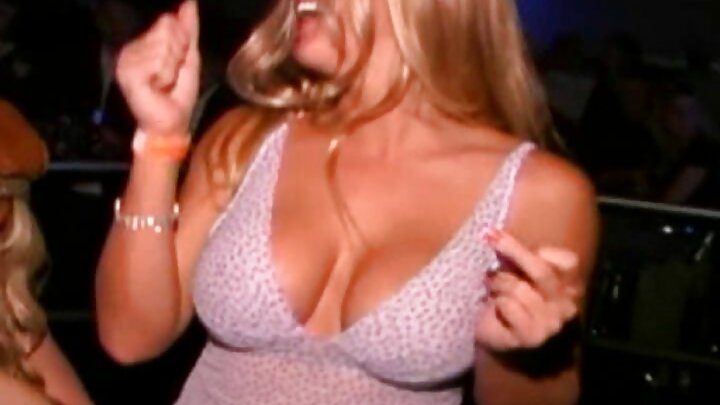 Döyməli bir model anal kastinqdən sonra karyerasını porno aktrisaya dəyişdi.