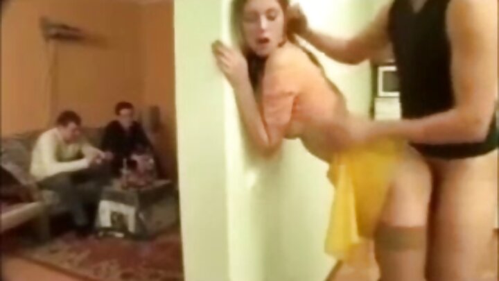 Məşhur porno aktyor böyük döşlü sarışın pərəstişkarını böyük bir siklə sikir