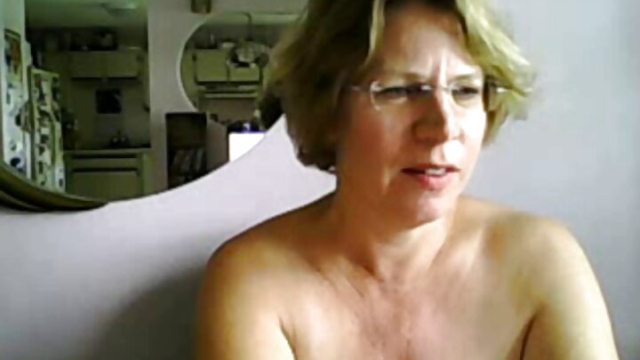 Sevgilimi anal yağla gördüm və dərhal onu ilk anal sekslə məşğul olmağa razı saldı.
