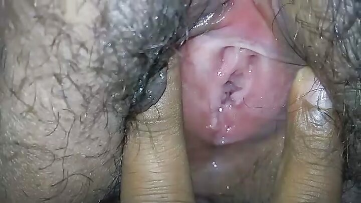 Uzunayaqlı qaraşın kastinqdə sikişdikdən sonra acgözlüklə sperma udur.