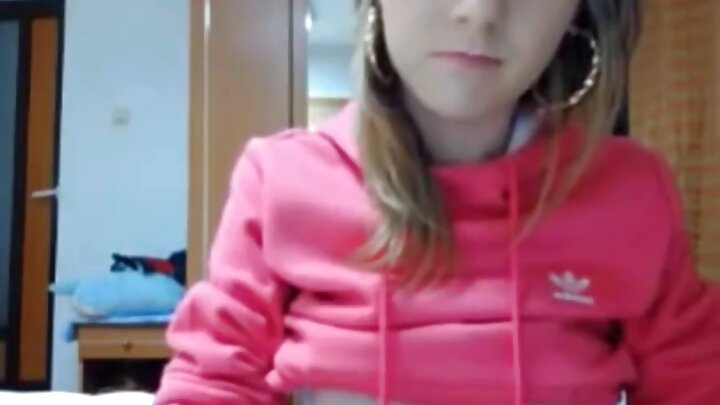 Katie Kush arxa tıxacını çıxardı və özünü sikməyə icazə verdi.