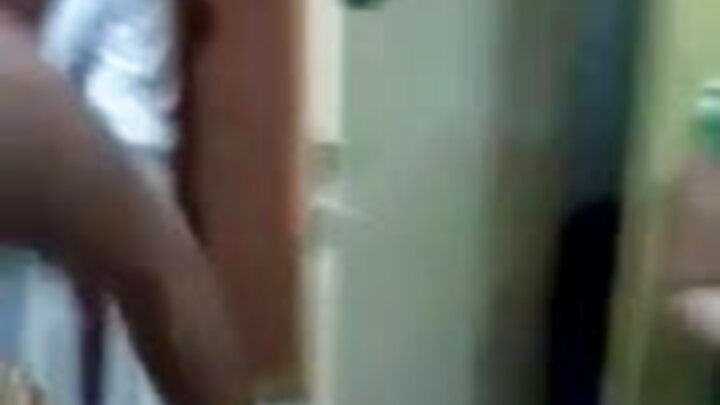 İncə bədənli Skandinaviya gözəli porno kastinqdə kişiyə oral seks edir