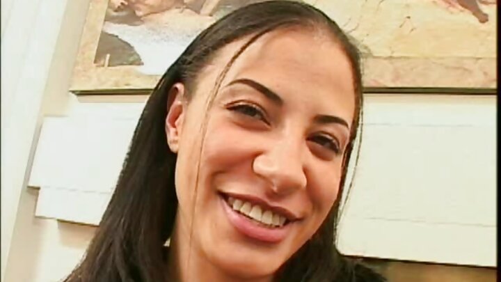 Şirin bir model kastinqdə seksual arıq bir qadını strap-on ilə sikdi.